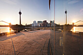 Terrasse der Pebbles Bar des Hyatt Regency Hotels im Medienhafen, Blick auf Fernsehturm und Neuen Zollhof von Frank O. Gehry, Düsseldorf, Nordrhein-Westfalen, Deutschland