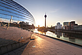 Terrasse der Pebbles Bar des Hyatt Regency Hotels im Medienhafen, Blick auf Fernsehturm und Neuen Zollhof von Frank O. Gehry, Düsseldorf, Nordrhein-Westfalen, Deutschland