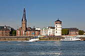 Blick über den Rhein auf die Altstadt mit St. Lambertus-Kirche und Schlossturm, Düsseldorf, Nordrhein-Westfalen, Deutschland