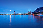 Vollmond, Blick über den Rhein auf die Altstadt mit Kirche Groß-St. Martin, Museum Ludwig, Dom und Hohenzollernbrücke, Köln, Nordrhein-Westfalen, Deutschland