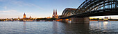 Panorama-Blick über den Rhein auf die Altstadt mit Kirche Groß-St. Martin, Museum Ludwig, Dom und HohenzollernbrückeKöln, Nordrhein-Westfalen, Deutschland