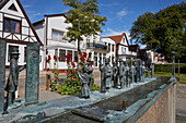 Brunnen-Skulptur des Rostocker Bildhauers Wolfgang Friedich zum Warnemünder Umgang, Warnemünde, Mecklenburg Vorpommern, Deutschland