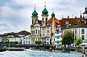 'Ein Blick auf die historischen Gebäude entlang der Reuss; Luzern, Schweiz'