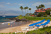'Sonnenschirme am Polo Beach und ein Schnorchelboot vor dem Ufer; Wailea, Maui, Hawaii, Vereinigte Staaten von Amerika'