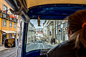 'Innerhalb eines Tuk Tuk; Lissabon, Portugal'
