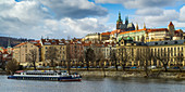 'Ein Boot auf der Moldau mit Blick auf die Stadt Prag; Prag, Tschechische Republik'