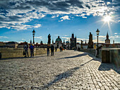 'Fußgänger auf der Karlsbrücke; Prag, Tschechische Republik'