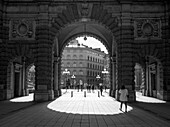 'Fußgänger auf der Straße und durch und Torbogen in der Altstadt, Gamla Stan; Stockholm, Schweden'