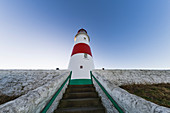 Untersicht der Schritte, die zu einem Leuchtturm gegen einen blauen Himmel führen, South Shields, Tyne und Wear, England