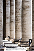 Der Säulengang der den Petersplatz Piazza San Pietro einrahmt, Rom, Latium, Italien