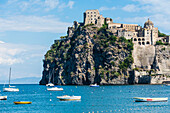 Die Festung Castello Aragonese auf einer Felseninsel in Ischia Ponte, Ischia, Golf von Neapel, Kampanien, Italien