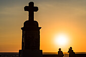 Touristinnen schießen Urlaubsfotos auf dem Platz an der Kirche Chiesa del Soccorso, Forio, Ischia, Golf von Neapel, Kampanien, Italien