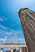 Säulen auf dem Marktplatz der antiken Stadt, Pompeji, Golf von Neapel, Kampanien, Italien
