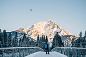 Mann auf einer Brücke, Banff, Banff National Park, Alberta, Winter, Schnee, Berge, Kanada, Nordamerika