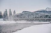 Brücke über den Bow River, Castle Junction, Banff Town, Bow Tal, Banff National Park, Alberta, Kanada, Nordamerika
