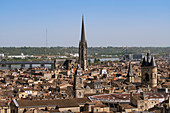 Blick über die Dächer der Altstadt von Bordeaux mit Bilck zur Basilika St. Michael und dem Turm der großen Glocke (Grosse cloche de Bordeaux), Bordeaux, Gironde, Nouvelle-Aquitaine, Frankreich, Europa