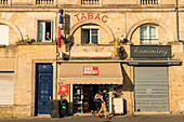 Tabac Laden am Ufer vom Fluss Garonne mit Raucher im Fenster, Bordeaux, Gironde, Nouvelle-Aquitaine, Frankreich, Europa