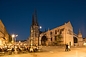 Place Pey Berland mit der Kathedrale Cathédrale Saint-André zur blauen Stunde, Bordeaux, Gironde, Nouvelle-Aquitaine, Frankreich, Europa