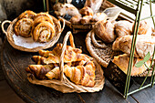 Backwaren Auslage in einer französischen Bäckerei, Bordeaux, Gironde, Nouvelle-Aquitaine, Frankreich, Europa