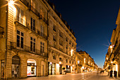 Historische Einkaufsstraße Cours de l'Intendance in der Abenddämmerung, Bordeaux, Gironde, Nouvelle-Aquitaine, Frankreich, Europa