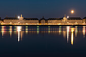 'Fluss Garonne und die Gebäude des ''Place de la Bourse'' in der Abenddämmerung, Bordeaux, Gironde, Nouvelle-Aquitaine, Frankreich, Europa'