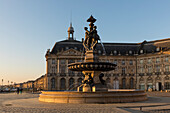 Place de la Bourse mit dem Brunnen der drei Grazien (Fontaine des Trois Grâces), Bordeaux, Gironde, Nouvelle-Aquitaine, Frankreich, Europa