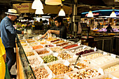 'Marktstand auf dem Markt ''Marché des Capucins'', Bordeaux, Gironde, Nouvelle-Aquitaine, Frankreich, Europa'