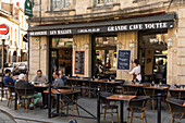 'Menschen sitzen draußen vor traditioneller französischer Brasserie ''Les Halles'', Bordeaux, Gironde, Nouvelle-Aquitaine, Frankreich, Europa'