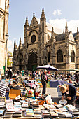 Basilika St. Michael mit Trödelmarkt auf dem Platz Meynard, Bordeaux, Gironde, Nouvelle-Aquitaine, Frankreich, Europa