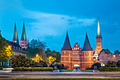 Abendlicht, Holstentor mit St. Marien und St. Petri, Hansestadt Lübeck, Ostsee, Schleswig-Holstein, Deutschland