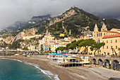 Amalfi Waterfront in Frühlingssonne, mit Nebel umhüllten Bergen, Amalfiküste, UNESCO Weltkulturerbe, Kampanien, Italien, Europa