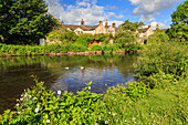 River Wye im Frühjahr, Bakewell, historischen Markt, Heimat von Bakewell Pudding, Peak District Nationalpark, Derbyshire, England, Vereinigtes Königreich, Europa