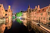 Der mittelalterliche Glockenturm und historische Gebäude spiegeln sich in Rozenhoedkaai-Kanal bei Nacht, UNESCO-Weltkulturerbe, Brügge, Westflandern, Belgien, Europa