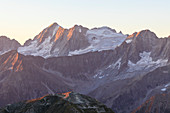 Felsige Spitze der Cima Presanella gesehen von Monte Tonale in der Dämmerung, Valcamonica, Grenze Lombardei und Trentino-Alto Adige, Italien, Europa