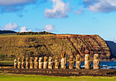 Moais in Ahu Tongariki, Nationalpark Rapa Nui, UNESCO-Weltkulturerbe, Osterinsel, Chile, Südamerika