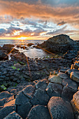 Giants Causeway bei Sonnenuntergang, UNESCO Weltkulturerbe, County Antrim, Ulster, Nordirland, Großbritannien, Europa