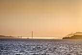 Golden Gate Bridge bei Sonnenuntergang, San Francisco, Kalifornien, USA