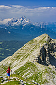 Frau beim Wandern steigt von Soiernspitze ab, Reißende Lahnspitze und Wetterstein mit Zugspitze im Hintergrund, Soiernspitze, Karwendel, Oberbayern, Bayern, Deutschland