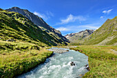 Alpeiner Tal mit Alpeiner Bach und Vordere Sommerwand, Stubaier Alpen, Tirol, Österreich