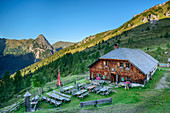 Hut Jakoberalm with Riedingspitze, Grosses Mosermandl, valley Riedingtal, Radstadt Tauern, Lower Tauern, Carinthia, Austria