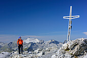 Frau beim Wandern steht am Gipfel des Großen Mosermandl, Ankogel im Hintergrund, Großes Mosermandl, Riedingtal, Radstädter Tauern, Niedere Tauern, Kärnten, Österreich