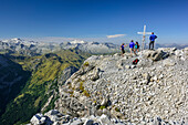 Mehrere Personen stehen am Gipfel des Großen Mosermandl, Hochalmspitze und Ankogel im Hintergrund, Großes Mosermandl, Riedingtal, Radstädter Tauern, Niedere Tauern, Kärnten, Österreich