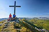Woman and man sitting at summit of Weissgrubenkopf, Weissgrubenkopf, valley Riedingtal, Radstadt Tauern, Lower Tauern, Carinthia, Austria