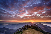 Sonnenaufgang über Kasererwand, Chiemgauer und Berchtesgadener Alpen im Hintergrund, vom Wildalpjoch, Sudelfeld, Mangfallgebirge, Bayerische Alpen, Oberbayern, Bayern, Deutschland