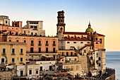 Kirche Santa Maria Maddalena, warmes Licht vor Sonnenuntergang, Atrani, Amalfiküste, UNESCO Weltkulturerbe, Kampanien, Italien, Europa