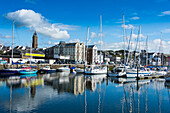 Die Stadt Peel mit ihrem malerischen Hafen, Peel, Isle of Man, Großbritannien, Europa