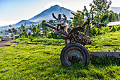 Jungen posieren auf verlassene Artillerie im Virunga Nationalpark, Demokratische Republik Kongo, Afrika