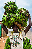 Mann mit vielen Bananen auf dem Kopf, Bujumbura, Burundi, Afrika