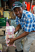 Geldwechsler auf dem Markt von Hargeisa, Somaliland, Somalia, Afrika
