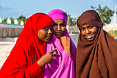 Bunt gekleidete muslimische Frauen in der Küstenstadt Berbera, Somaliland, Somalia, Afrika